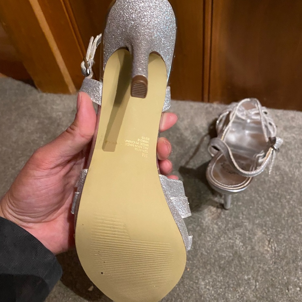 Silver Heels - Picture 3 of 4